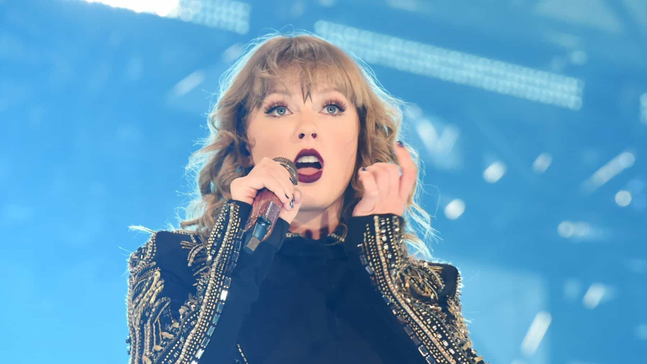 Nem Taylor Swift escapou: Famosos atingidos por coisas aleatórias!