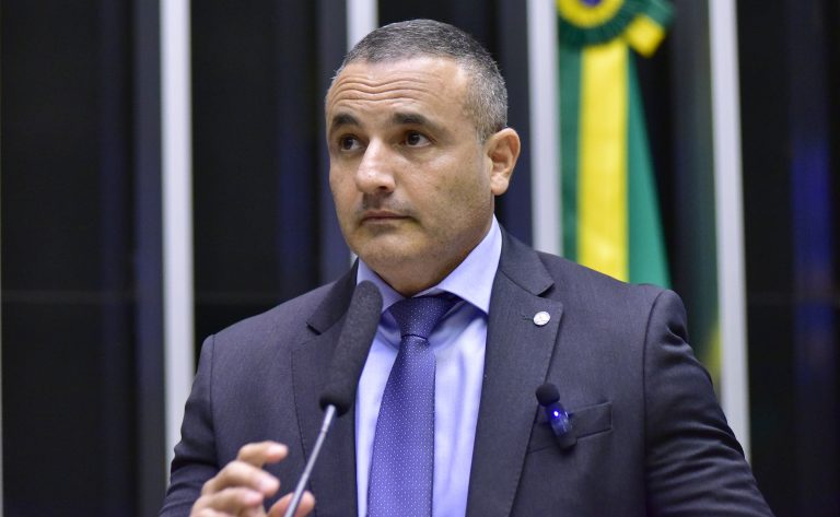 Comissão aprova projeto que proíbe nota de corte em concursos para carreiras policiais