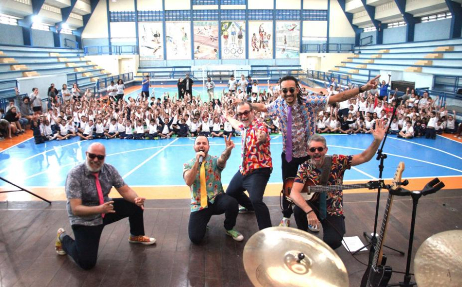Atividade musical com show interativo apresenta Beatles a estudantes em Santos
