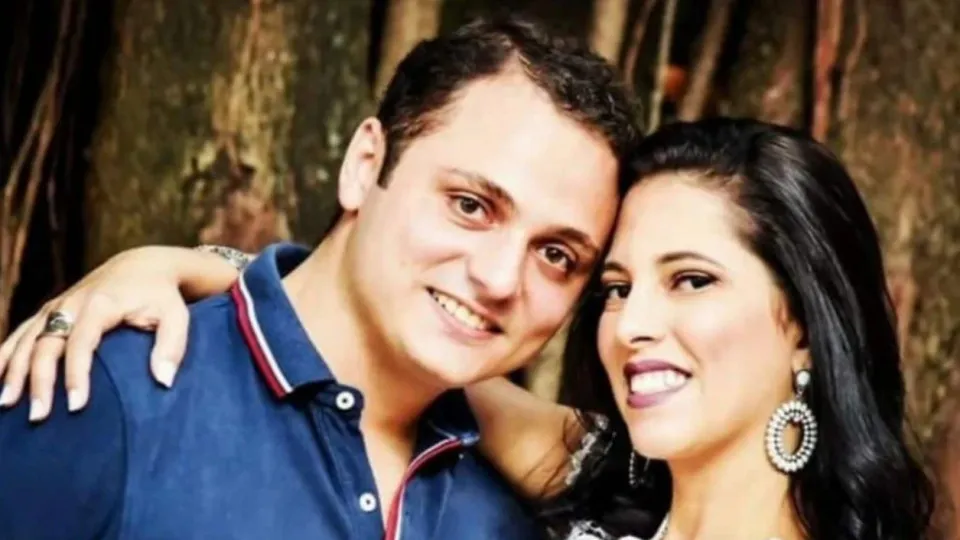Homem é preso após matar esposa com golpes de facão na frente da família