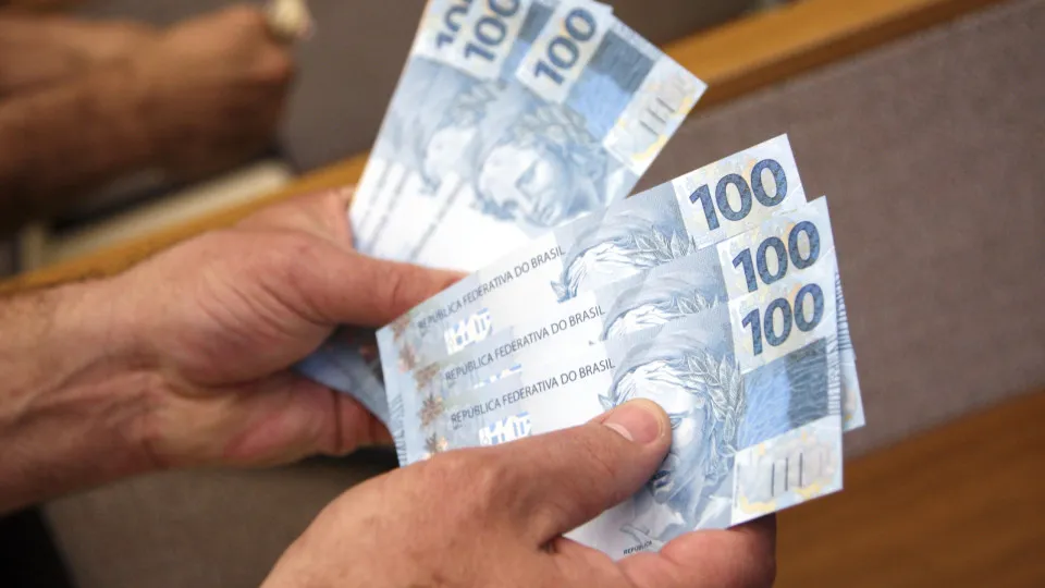 Entregador encontra R$ 1.000 e usa câmeras de rua para devolver a vendedor de frutas