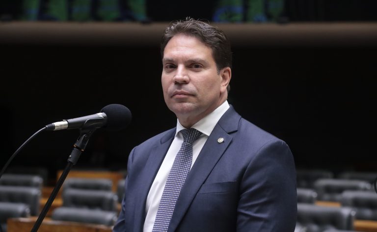 Relator recomenda suspensão de ação penal contra deputado Delegado Ramagem