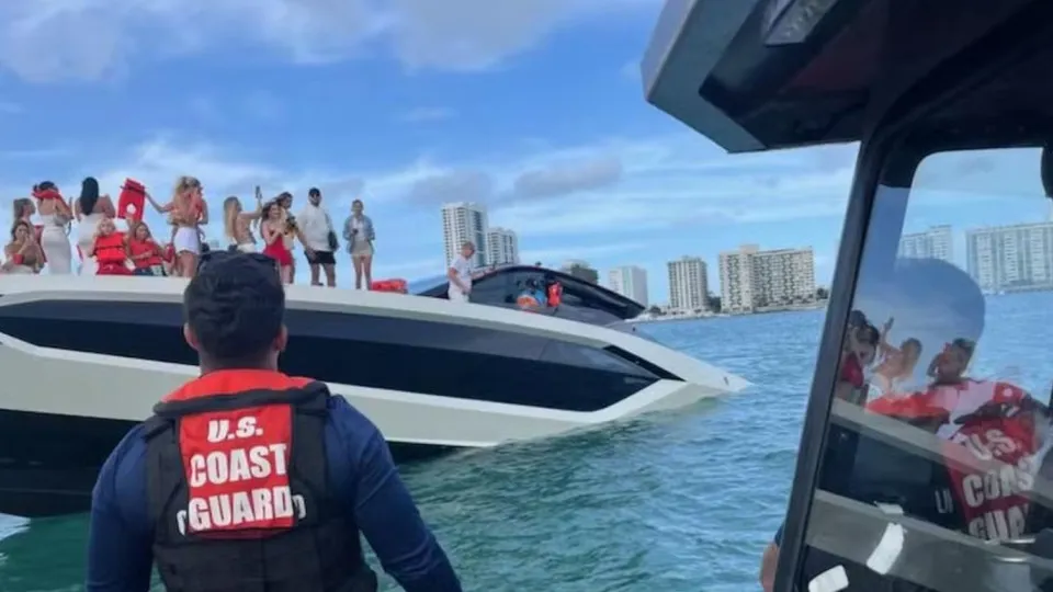 Guarda Costeira resgata 30 pessoas após naufrágio de iate em Miami; vídeo