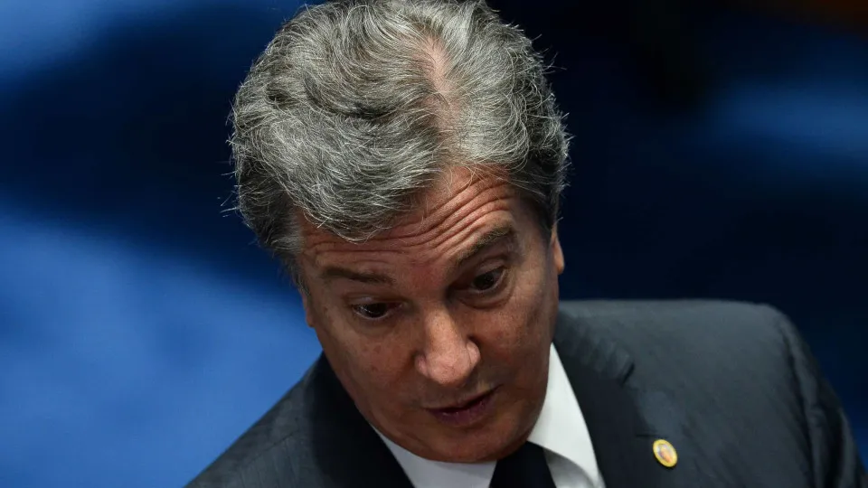 Moraes determina apreensão do passaporte diplomático de Collor