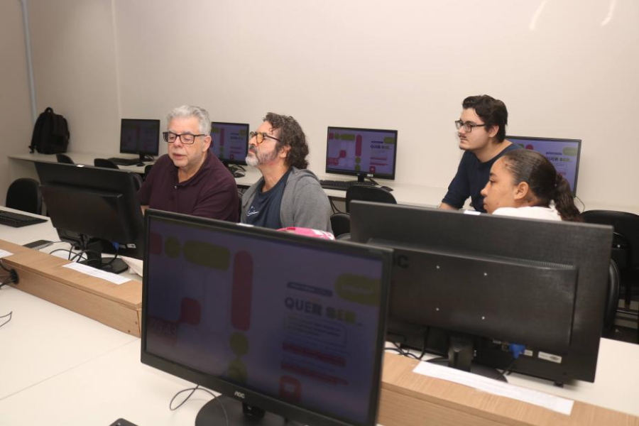 Santistas tiram dúvidas sobre Imposto de Renda em universidade